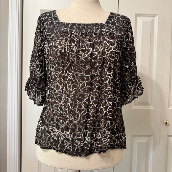 Karen Kane EUC❤️ Black and Cream Abstract Blouse - Picture 4 of 6